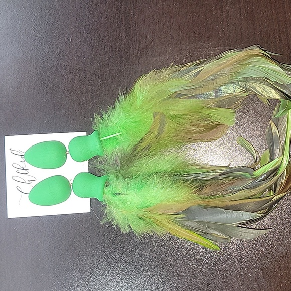 BRAND NEW CH0KED BRAND FEATHERED EARRINGS IN MULTI GREEN (FOR PIERCED EARS) - Picture 6 of 6